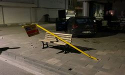 İnegöl'de kaza yapan otomobil kaldırıma çıkarak durabildi