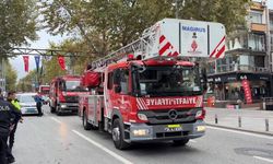 İnşaatın dış koruma kaplaması kaldırıma devrildi: 2 yaralı