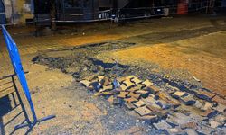 İstanbul'da gece yağış çilesi: Zincirlikuyu'da su baskını, Fatih'te yol çöktü!