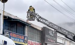 Kütahya'da oto galerinin çatısında çıkan yangın söndürüldü