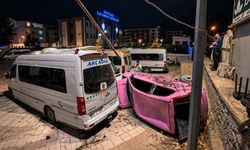 Malatya'da Otomobil Otoparka Uçtu, Sürücü Yaralandı