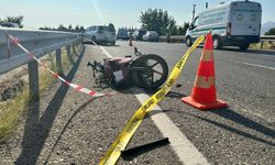 Manisa'da otomobil motosiklete çarptı: 1 ölü, 1'i bebek 3 yaralı