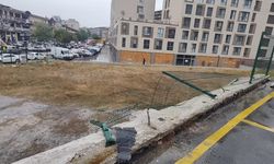 Otomobil otoparktan 3 metre aşağı düştü