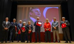 Özgür Özel'e 94. Dil Bayramı İzlencesi’nde Onur Ödülü!