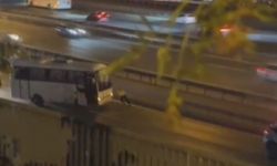 Polis arızalanan midibüsü yol kenarına itti