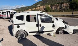Tokat'ta refüje çarpan araç takla attı