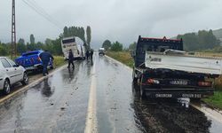 Tokat'ta yolcu otobüsü, kamyonete çarptı: 2 yaralı