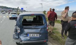 Yabancı Plakalı Cip, Kırmızı Işıkta Bekleyen 3 Araca Çarptı