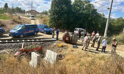 Yük treni çarptığı traktöre çarptı: 1 yaralı