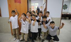 Niğde'de Beşiktaş Taraftarı Öğrencilere Hediye Dağıttı