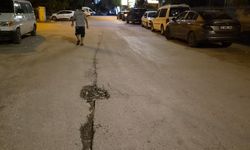 Adana'da Çukura Düşen Elektrikli Bisiklet Devrildi: Baba ve Kızı Yaralandı