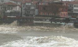 Amasra’da fırtına alarmı: Dalgaların boyu 6 metreye ulaştı