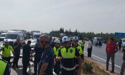Antalya'da Midibüs, Kaygan Yolda Devrildi