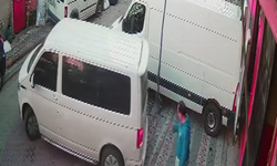 Asansörden düşen malzemelerin altında kalmaktan son anda kurtuldular