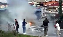 Avcılar'da seyir halindeki otomobil alevlere teslim oldu