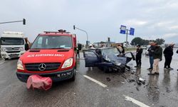 Bursa’da hafriyat kamyonuna çarpan otomobilde 2 kişi yaralandı