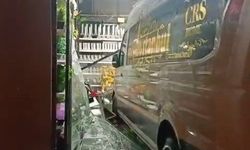 Bursa’da minibüs mağazaya daldı! İki müşteri son anda kurtuldu