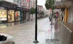 Çeşme’de Sağanak Yaşamı Felç Etti: Cadde ve Sokaklar Göle Döndü