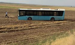 Diyarbakır'da Belediye Otobüsü Kontrol Kaybı Sonrası Tarlaya Girdi