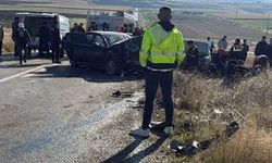 Emirdağ’da Feci Kaza: İki Otomobil Kafa Kafaya Çarpıştı