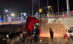 Eskişehir'de TIR, tarlaya girip duvara çarptı; 2 yaralı