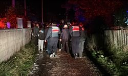 Evde çıkan yangın ahıra sıçrayarak kullanılmaz hale getirdi