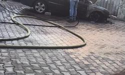 Kağıthane'de park halindeki otomobil alev topuna dönüştü