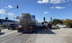 Kırmızı Işıkta Bekleyen Araçlara Tanker Çarptı: 4 Yaralı