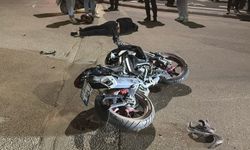 Kırmızı ışıkta geçen motosiklet dehşet saçtı: 2 sürücü ağır yaralandı