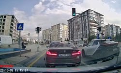 Malatya’da Feci Kaza Anı Kamerada: 2 Kadın Ezilmekten Son Anda Kurtuldu!