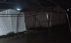 Mevsimlik işçilerin çadırlarını su bastı