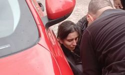 Otomobilin çarptığı anne ile kızın yardımına vatandaşlar koştu