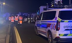 Otoyolda karşı şeride geçen TIR otomobile çarptı