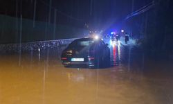Şile'de sağanak nedeniyle otomobilde mahsur kaldılar!
