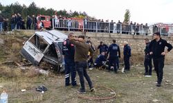 Sivas'ta hafif ticari araç şarampole devrildi: 3'ü ağır, 5 kişi yaralandı