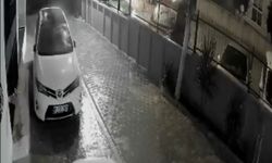 Sokak ortasında havai fişek patlatan kişiler maddi hasara sebep oldu