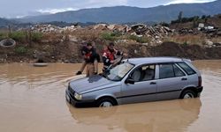 Su Basan Yolda Mahsur Kalan Öğrencileri İtfaiye Kurtardı