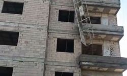 Tarsus'ta inşaat işçisi kardeşler iskeleden düştü