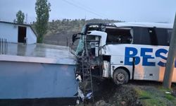 Uludere'de TIR ve yolcu otobüsü çarpıştı