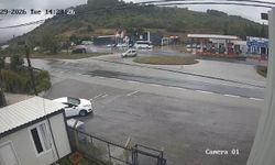 Yalova'da kaza yapan otomobil ikiye bölündü
