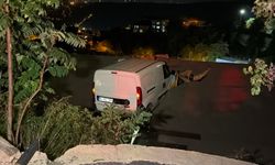 Yokuştan inerken kayan hafif ticari araç evin çatısına uçtu