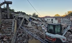 Zonguldak'ta çöken evin çevresindeki binalar tahliye edildi
