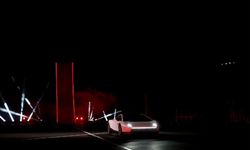 Musk’tan uçan otomobil gösterisi! Tesla Roadster havalandı
