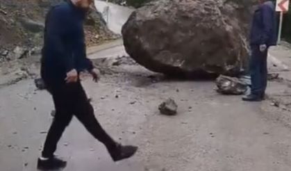 Dev kaya parçası yola düştü, bir grup son anda kurtuldu