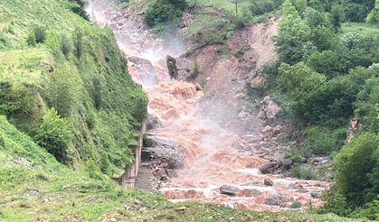 Bartın'da Arıt deresi taştı, suyun rengi değişti