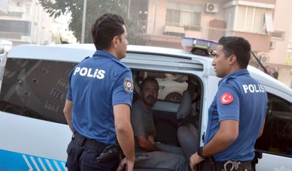 Mahsur kalan kediyi kurtarmak için balkona tırmandı