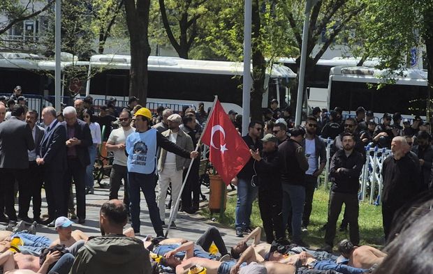 8 Gündür Açlık Grevinde Olan Madencilerin Yürüyüşüne Polis Engeli