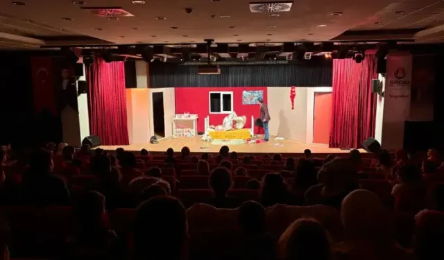 Sincan’da kreşli minikler tiyatro ile eğlendi