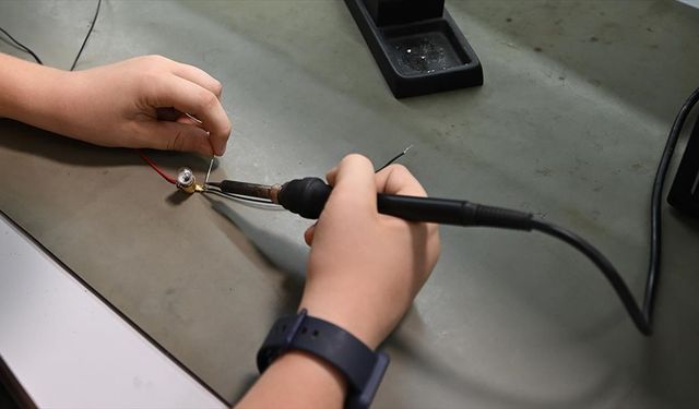"Milli teknoloji atölyeleri"nde gençlere uygulamalı eğitim