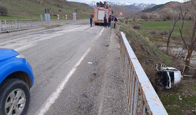 Köprüden düşen otomobilde 2 kişi yaralandı